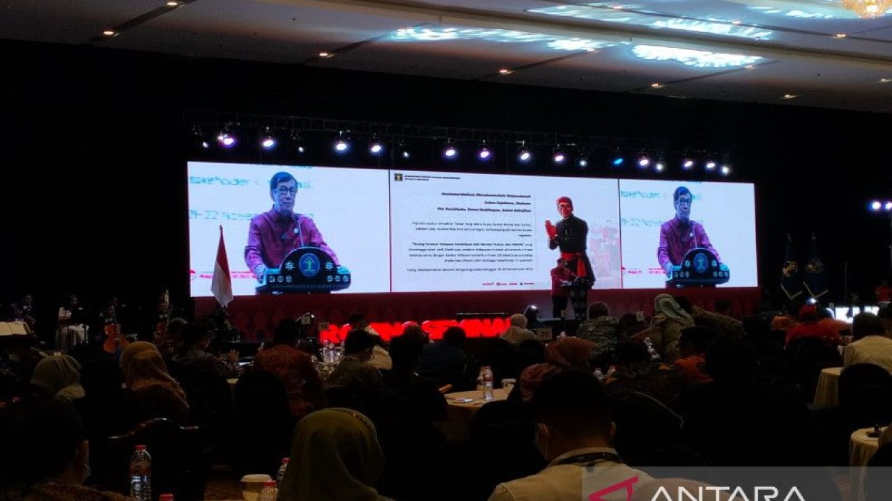 Menteri Hukum dan Hak Asasi Manusia (Menkumham) Yasonna Hamonangan Laoly memberikan paparan pada roving seminar kekayaan intelektual di Jakarta, Senin, (21/11/2022).