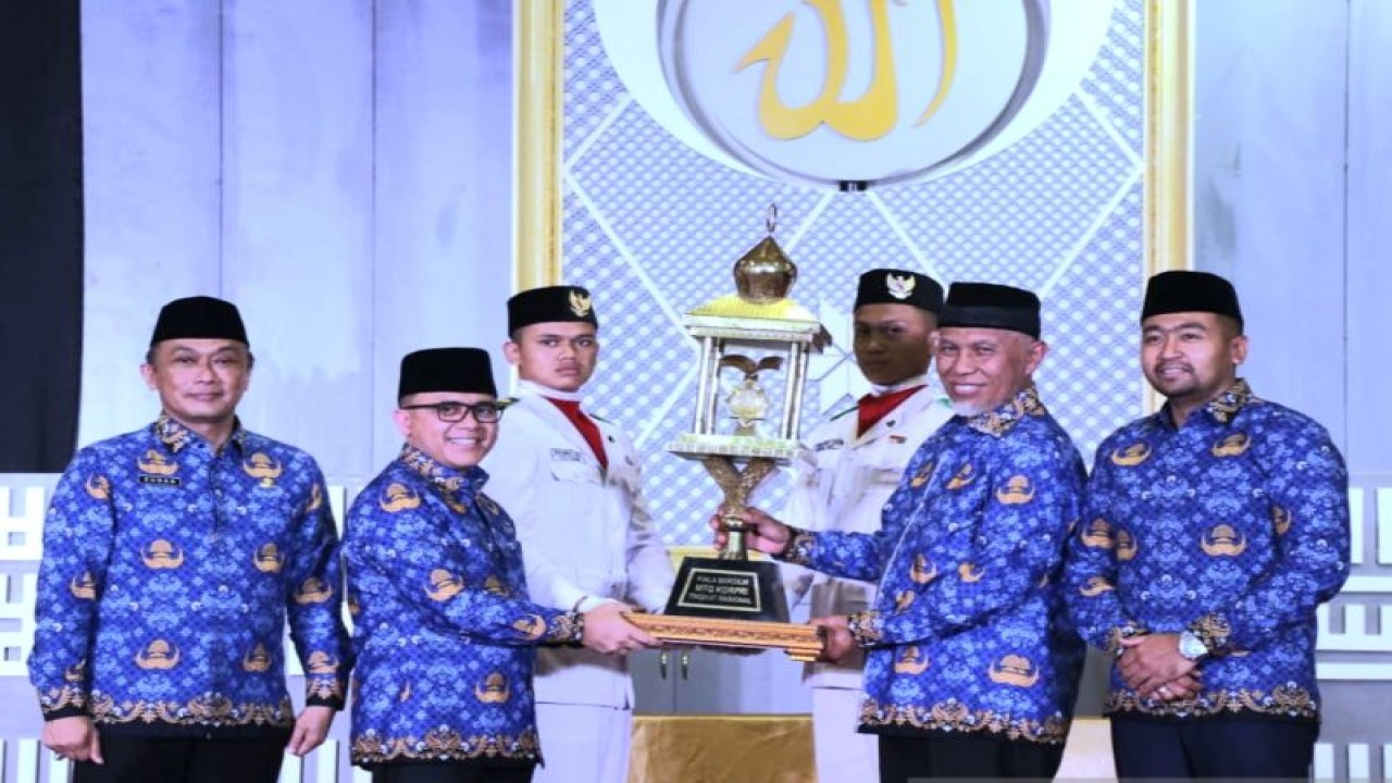 MenPAN RB menyerahkan Piala Juara Umum MTQ Nasional Korpri ke-VI pada Gubernur Sumbar, Mahyeldi. (ANTARA/Dok Diskominfotik Sumbar)