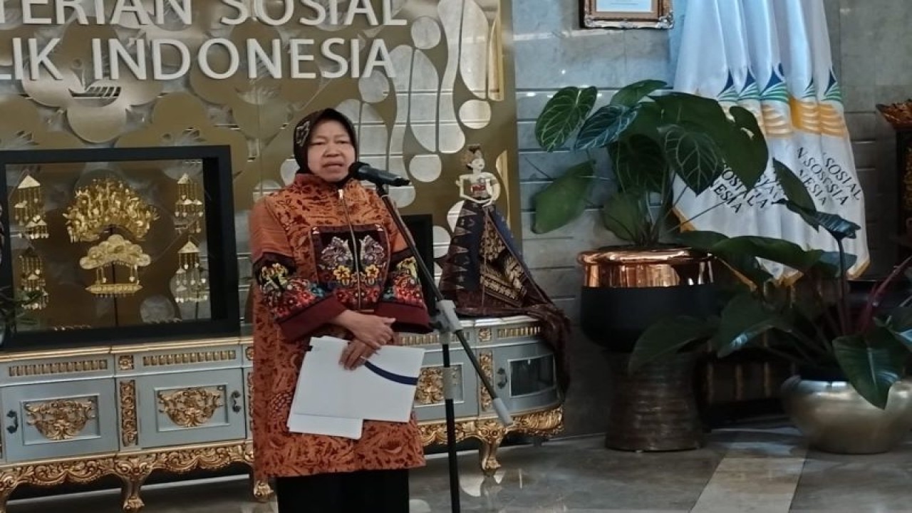 Menteri Sosial (Mensos) Tri Rismaharini saat konferensi pers di Kantor Kementerian Sosial, Jakarta, Jumat (25/11/2022). (ANTARA/Rizka Khaerunnisa)