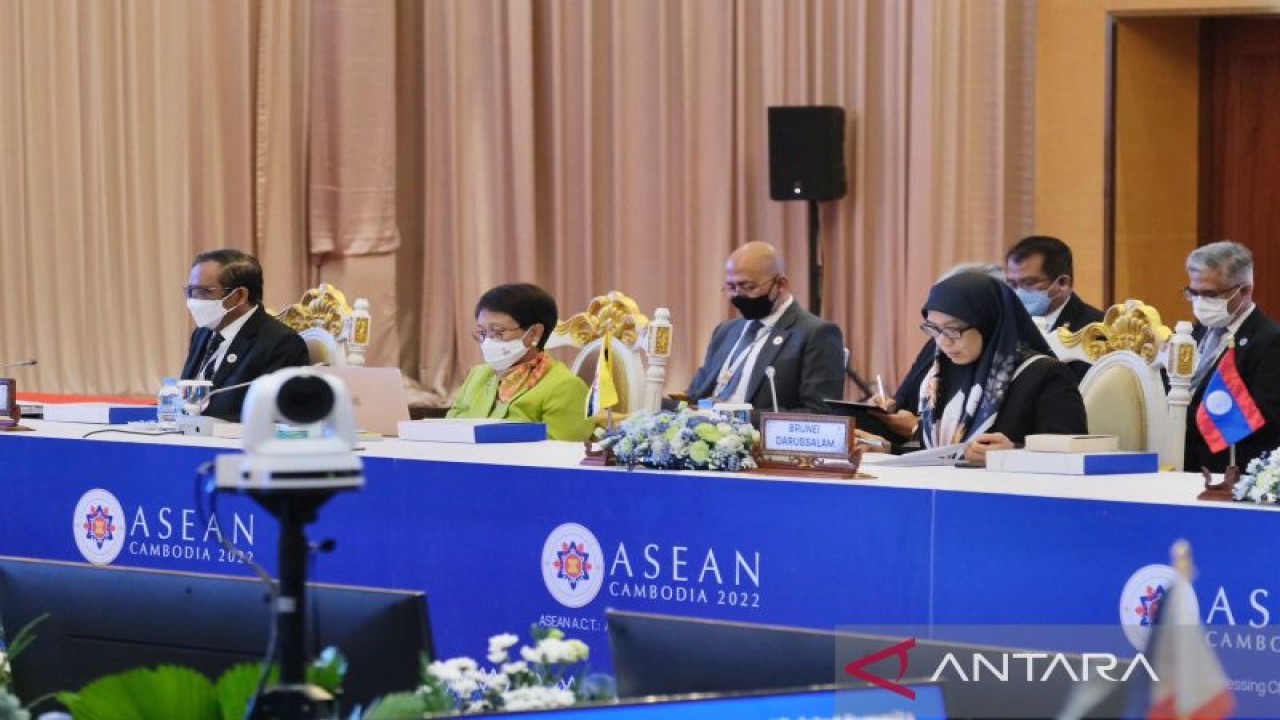 Menteri Luar Negeri RI Retno Marsudi (tengah) dan Menteri Koordinator Bidang Politik, Hukum, dan Keamanan (Menko Polhukam) Mahfud MD (kiri) menghadiri Pertemuan Dewan Politik Keamanan ASEAN ke-25 di Phnom Penh, Kamboja, Kamis (10/11/2022). (ANTARA/HO-Kemenlu RI)