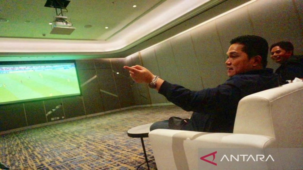 Menteri Badan Usaha Milik Negara (BUMN) Erick Thohir nobar pemutaran perdana Piala Dunia 2022 melalui siaran televisi di Surabaya, Senin (21/11/2022) dini hari. ANTARA/Naufal Ammar Imaduddin