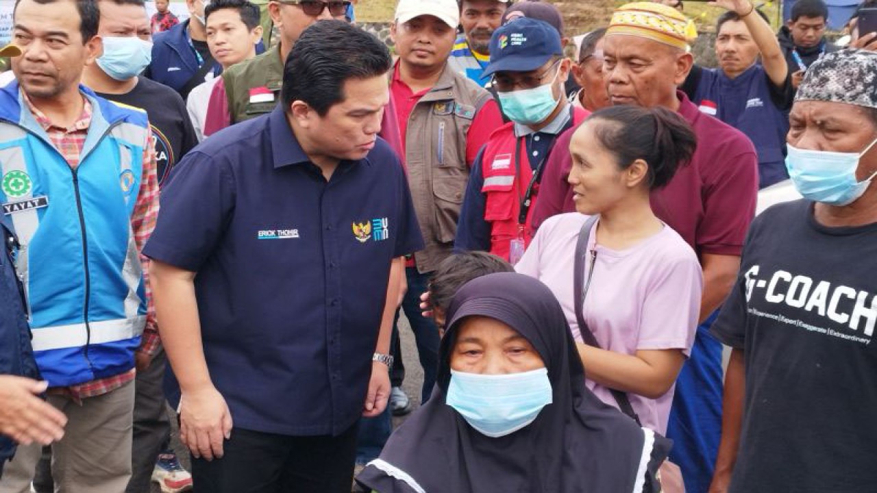 Menteri BUMN Erick Thohir berbincang dengan pengungsi terdampak gempa di posko pengungsian Desa Limbangansari, Kabupaten Cianjur, Jawa Barat, Jumat, (25/11/2022). (ANTARA/Bagus Ahmad Rizaldi)
