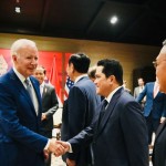Menteri BUMN Erick Thohir berjabat tangan dengan Presiden Amerika Serikat Joe Biden. ANTARA/HO-Kementerian BUMN-1668418633