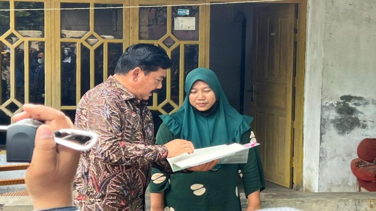 Menteri ATR/Kepala BPN Hadi Tjahjanto mengunjungi warga di Desa Maccini Baji Kabupaten Gowa, Sulawesi Selatan, untuk memastikan program sertifikasi Pendaftaran Tanah Sistematis Lengkap (PTSL) tepat sasaran. ANTARA/HO-Kementerian ATR/BPN