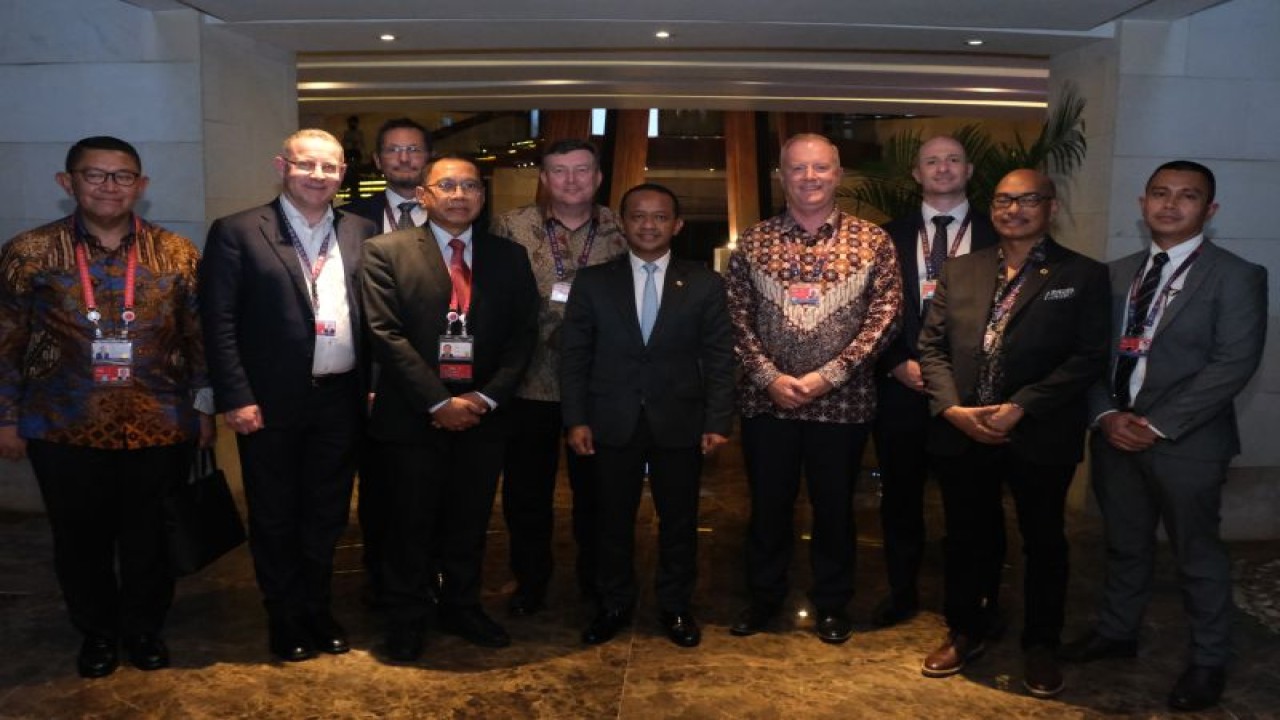 Menteri Investasi/Kepala BKPM Bahlil Lahadalia (tengah) dalam pertemuan dengan sejumlah CEO perusahaan asal Australia di Nusa Dua, Bali, Minggu (13/11/2022). ANTARA/HO Kementerian Investasi/BKPM.
