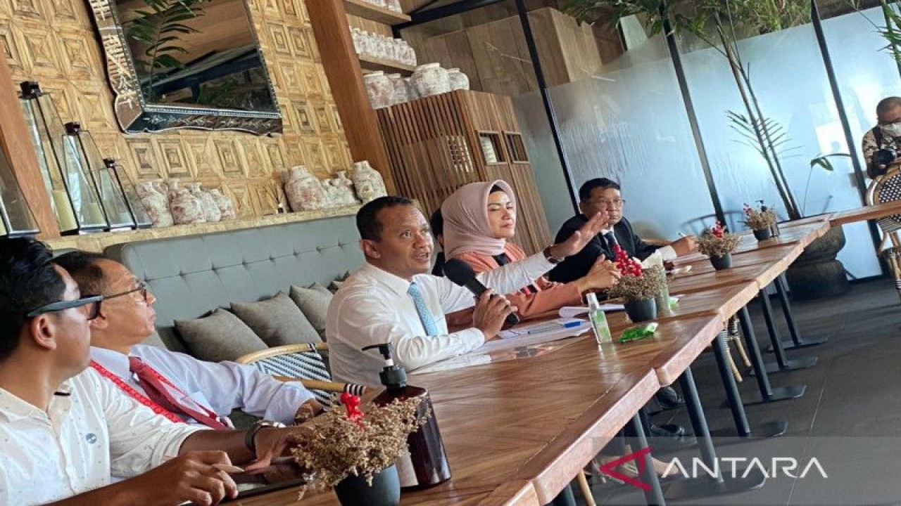 Menteri Investasi/Kepala BKPM Bahlil Lahadalia (tengah) dalam temu media di Nusa Dua, Bali, Senin (14/11/2022). (ANTARA/Ade Irma Junida)