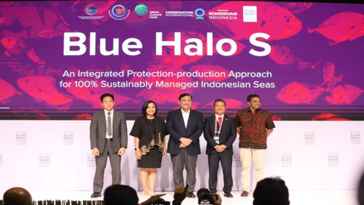 Menteri Kelautan dan Perikanan Sakti Wahyu Trenggono bersama Menteri Koordinator Bidang Kemaritiman dan Investasi Luhut Binsar Pandjaitan, dalam peluncuran Program Blue Halo S pada rangkaian G20 di Nusa Dua, Bali, Minggu (13/11/2022). ANTARA/HO-KKP