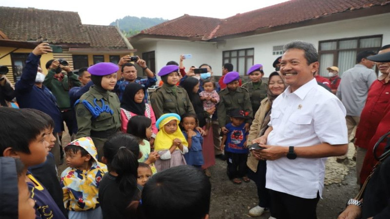 Menteri Kelautan dan Perikanan Sakti Wahyu Trenggono menyerahkan bantuan kepada korban gempa di Cianjur Jawa Barat. ANTARA/HO-KKP