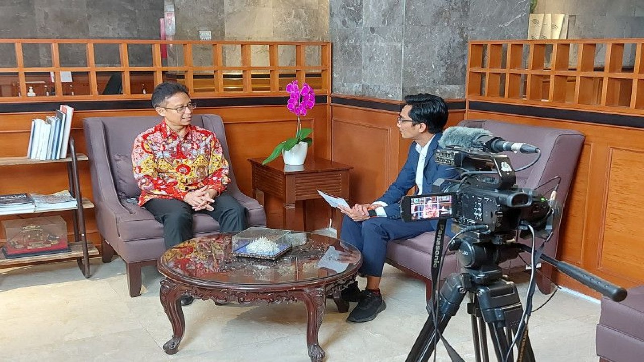 Menteri Kesehatan Budi Gunadi Sadikin saat berbincang dengan Tim Podcast LKBN Antara terkait sejumlah capaian G20 bidang kesehatan di Kantor Kementerian Kesehatan RI, Kuningan, Jakarta Selatan, Kamis (10/11/2022). (ANTARA/Andi Firdaus/pri).