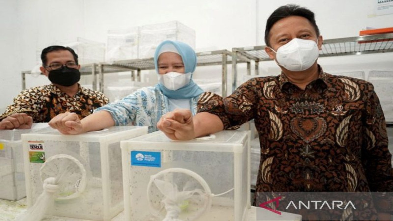 Menteri Kesehatan RI Budi Gunadi Sadikin (kanan) saat menyambangi laboratorium The World Mosquito Program (WMP) di Yogyakarta, Jumat (22/7/2022). Kunjungan tersebut untuk meninjau inovasi Wolbachia dalam upaya menekan kasus dengue nasional. ANTARA/HO-Kemenkes/aa.