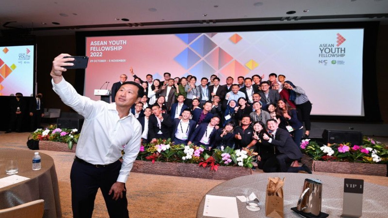 Menteri Kesehatan Singapura Mr Ong Ye Kung berswafoto dengan 45 Fellows setelah Dialog Tingkat Menteri AYF 2022, bertema membangun ASEAN yang tangguh, yang diadakan pada 31 Oktober 2022. (ANTARA/HO)