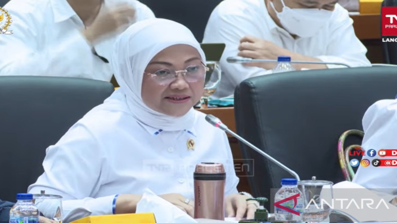 Menaker Ida Fauziyah dalam rapat kerja dengan Komisi IX DPR RI di Jakarta, Selasa (8/11/2022) (ANTARA/Prisca Triferna)