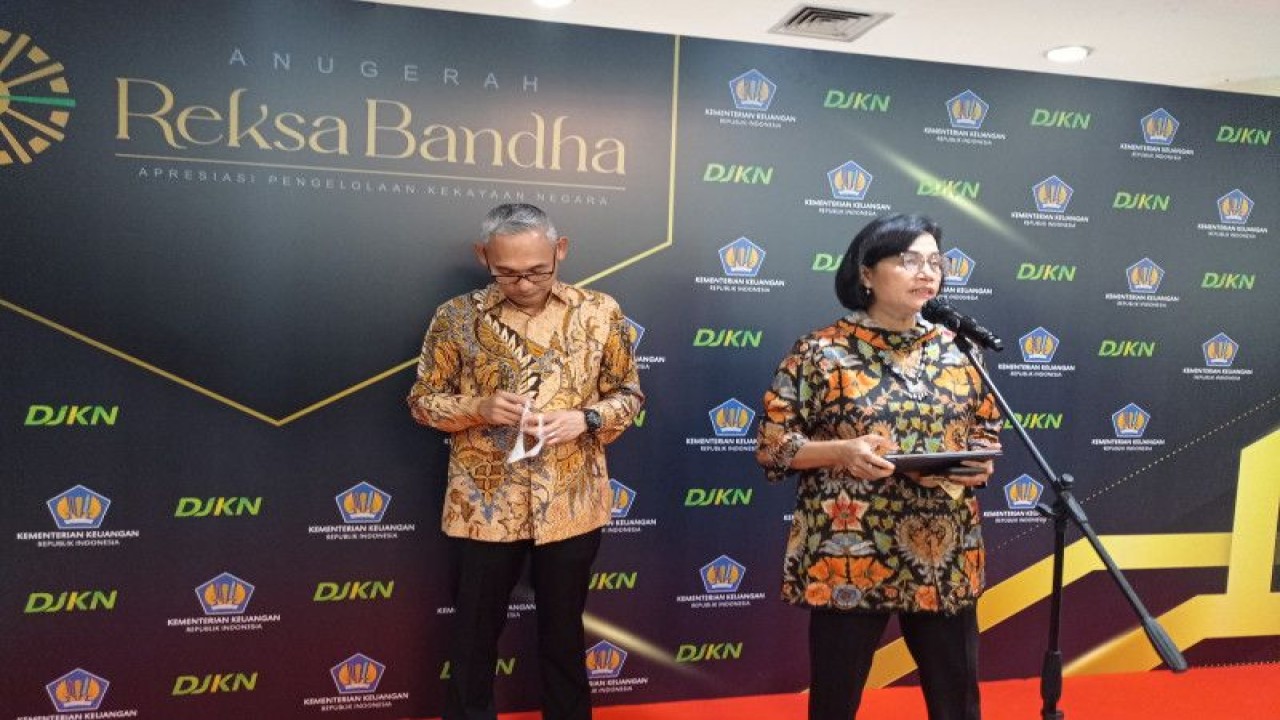 Menteri Keuangan Sri Mulyani (kanan) dalam Konferensi Pers Anugerah Reksa Bandha di Jakarta, Rabu (23/11/2022). ANTARA/Sanya Dinda.