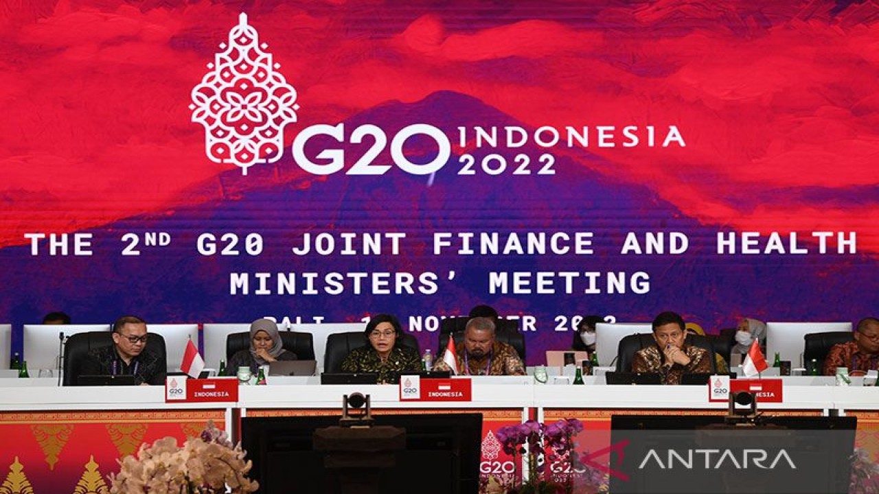 Menteri Keuangan Sri Mulyani (tengah) berpidato disaksikan Menteri Kesehatan Budi Gunadi Sadikin (kanan), dan Deputi Keuangan G20 Indonesia Wempi Saputra (kiri) saat pembukaan The 2nd Joint Finance and Health Ministers Meeting di Bali, Sabtu (12/11/2022). Media Center G20 Indonesia/ANTARA FOTO/Akbar Nugroho Gumay)