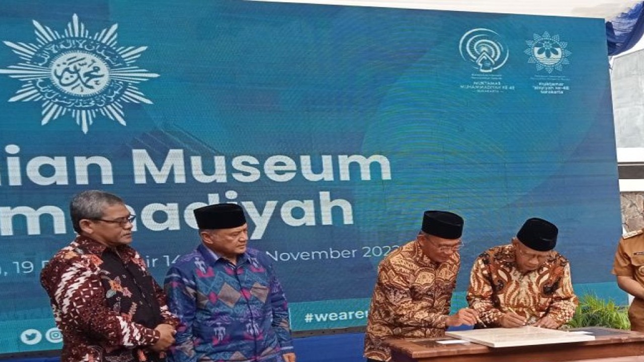 Menteri Koordinator Bidang Pembangunan Manusia dan Kebudayaan RI Muhadjir Effendy dan Ketua Umum PP Muhammadiyah Haedar Nashir menandatangani prasasti sebagai Peresmian Museum Muhammadiyah di UAD Yogyakarta, Senin (14/11/2022) (ANTARA/Hery Sidik)