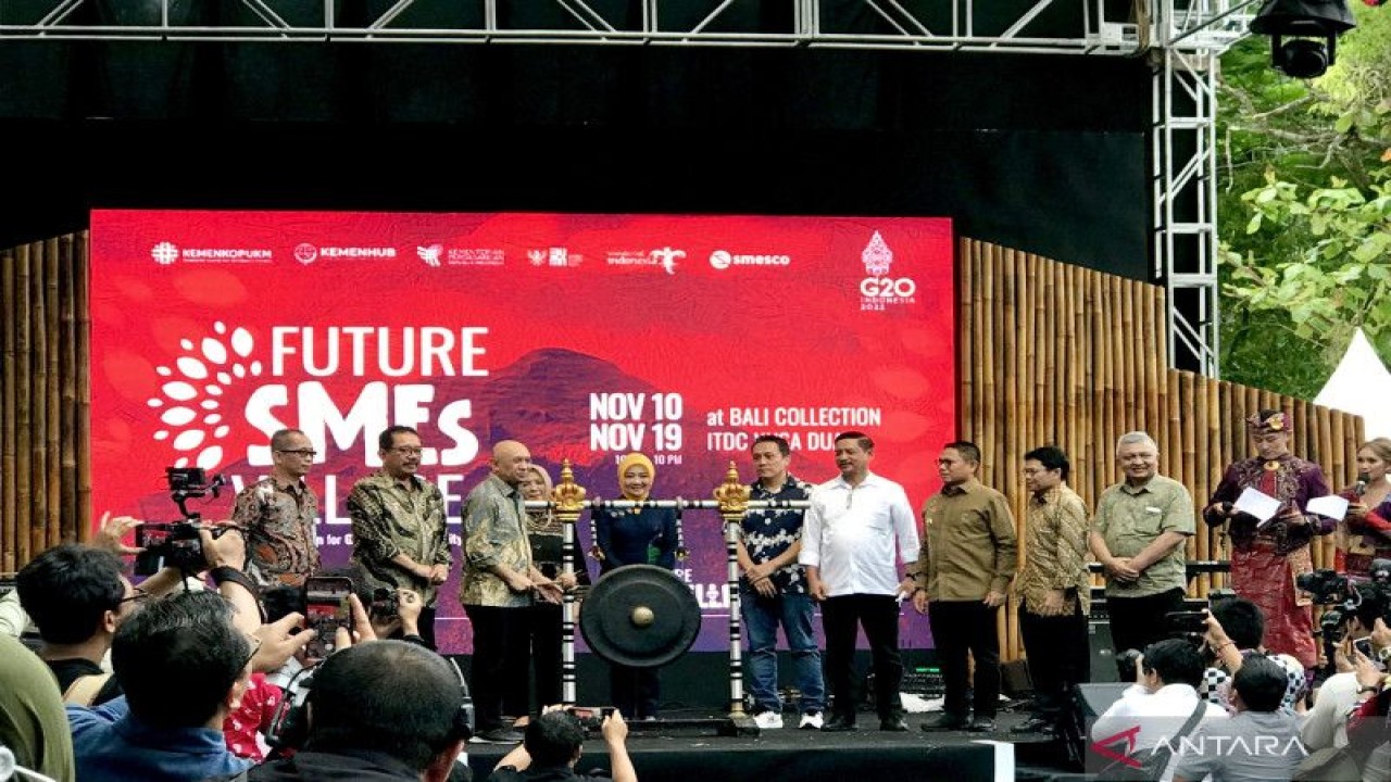 Menteri Koperasi dan UKM RI Teten Masduki (tiga kiri) membunyikan gong sebagai simbol pembukaan Future SMEs Village di Bali Collection, The Nusa Dua, Badung, Bali, Jumat (11/11/2022). (ANTARA/Genta Tenri Mawangi)