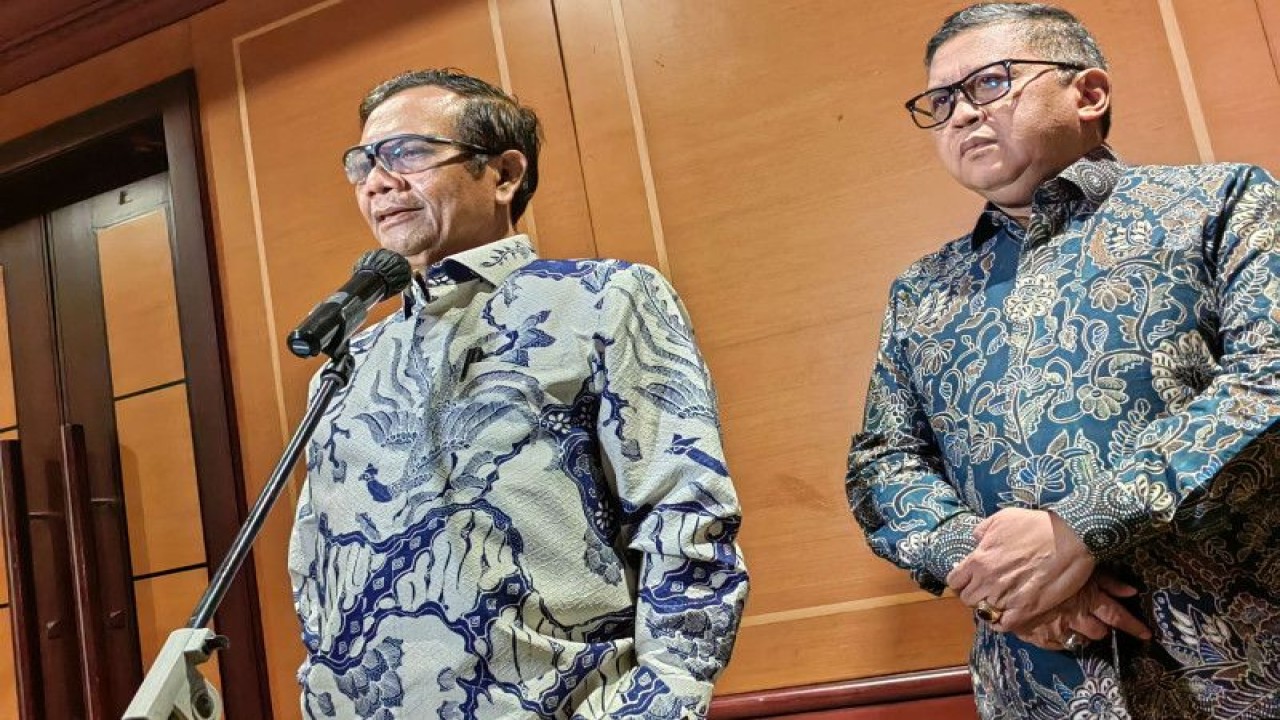 Menteri Kordinator Politik Hukum dan Keamanan (Menko Polhukam) Mahfud MD usai menghadiri diskusi ilmiah "Pemikiran Geopolitik Bung Karno dalam Suara Kebangsaan" di Jakarta, Jumat (4/10/2022). ANTARA/Melalusa Susthira K