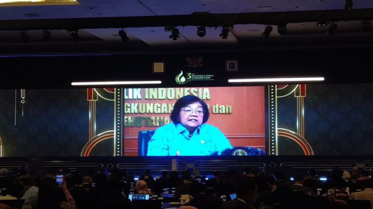 Menteri Lingkungan Hidup dan Kehutanan Siti Nurbaya dalam tayangan video di Konvensi Internasional III Industri Hulu Minyak dan Gas 2022 di Nusa Dua, Bali, Kamis (24/11/2022). ANTARA/Dewa Ketut Sudiarta Wiguna