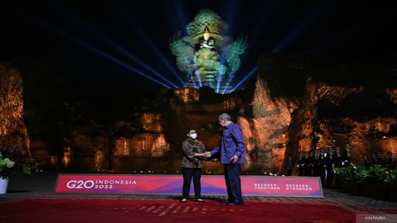 Menteri Luar Negeri Retno Marsudi (kiri) menyambut kedatangan Menteri Luar Negeri Rusia Sergey Lavrov (kanan) saat menghadiri Welcoming Dinner and Cultural Performance KTT G20 di kawasan Taman Budaya Garuda Wisnu Kencana (GWK) Badung, Bali, Selasa (15/11/2022). ANTARA FOTO/Media Center G20 Indonesia/M Risyal Hidayat/wsj. (ANTARA FOTO/M RISYAL HIDAYAT)