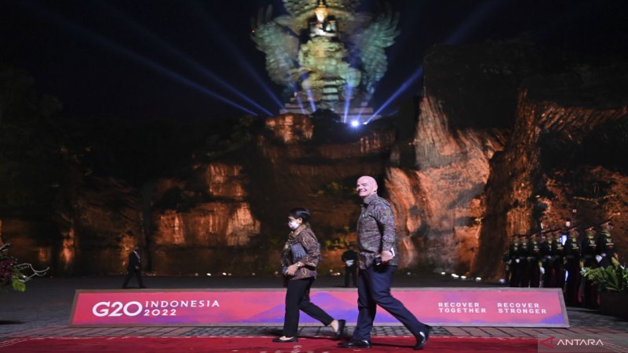 Menteri Luar Negeri Retno Marsudi (kiri) mendampingi Presiden FIFA Giovanni Vincenzo Infantino (kanan) saat menghadiri Welcoming Dinner and Cultural Performance KTT G20 di kawasan Taman Budaya Garuda Wisnu Kencana (GWK) Badung, Bali, Selasa (15/11/2022). ANTARA FOTO/Media Center G20 Indonesia/M Risyal Hidayat/wsj. (ANTARA FOTO/M RISYAL HIDAYAT)