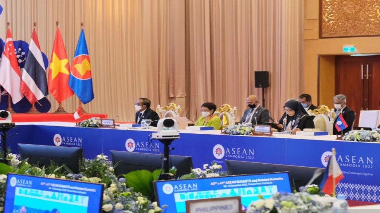 Menteri Luar Negeri RI Retno Marsudi (tengah) dan Menteri Koordinator Bidang Politik, Hukum, dan Keamanan (Menko Polhukam) Mahfud MD (kiri) menghadiri Pertemuan Dewan Politik Keamanan ASEAN ke-25 di Phnom Penh, Kamboja, Kamis (10/11/2022). (Antara / HO-Kemenlu RI) (ANTARA/HO-Kemenlu RI)