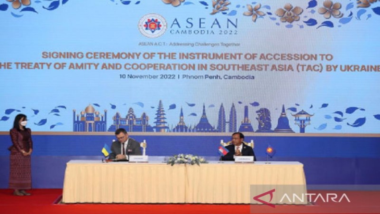 Menteri Luar Negeri Ukraina Dmytro Kuleba (kiri) menandatangani instrumen aksesi Perjanjian Persahabatan dan Kerja Sama di Asia Tenggara (Treaty of Amity and Cooperation in Southeast Asia/TAC) di sela-sela KTT ke-40 dan ke-41 ASEAN di Phnom Penh, Kamboja, Kamis. (10/11/2022). (Antara / HO-AKP)