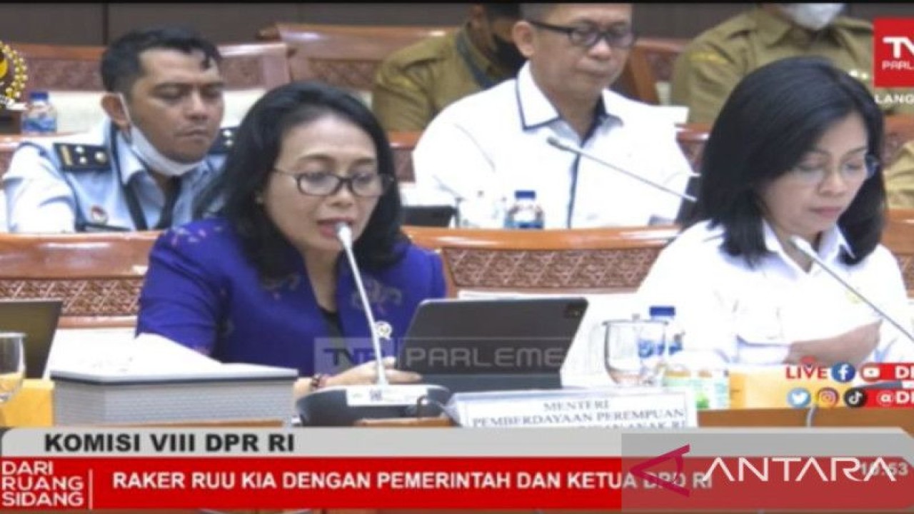 Tangkapan layar Menteri Pemberdayaan Perempuan dan Perlindungan Anak Bintang Puspayoga (Kiri) dalam Rapat Kerja mengenai RUU Kesejahteraan Ibu dan Anak di Jakarta, Senin (28/11/2022). FOTO ANTARA/Wuryanti Puspitasari.