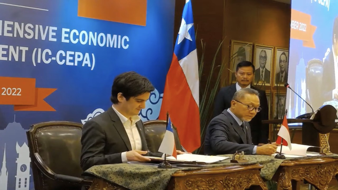 Menteri Perdagangan RI Zulkifli Hasan dan Wakil Menteri Hubungan Ekonomi Internasional Chile Jose Miguel Ahumada menandatangani Protokol Perdagangan Jasa atau Trade in Service Agreement (TIS) dalam Indonesia-Chile Comprehensive Economic Partnership Agreement (IC-CEPA) di Jakarta, Senin. (ANTRA/ HO Biro Humas Kementerin Perdagangan)