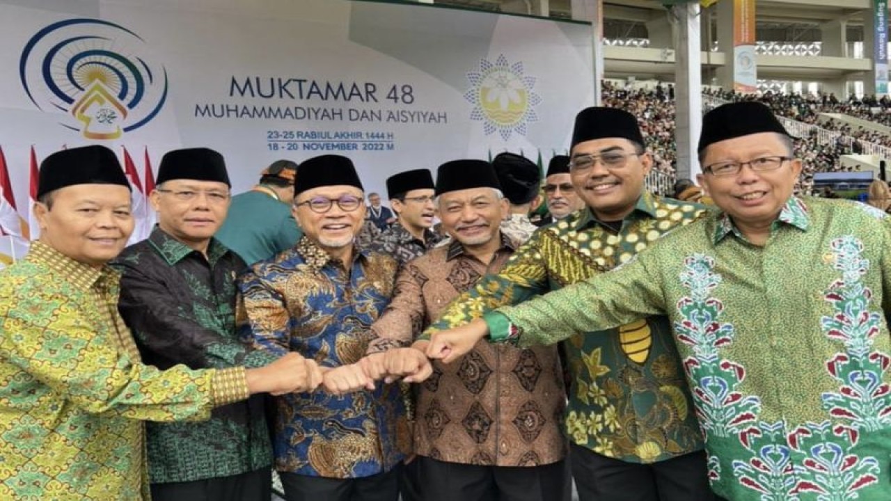 Menteri Perdagangan Zulkifli Hasan (tiga kiri) menghadiri pembukaan Muktamar Ke-48 PP Muhammadiyah di Surakarta, Jawa Tengah, Sabtu (19/11/22). (ANTARA/Dokumentasi Pribadi)