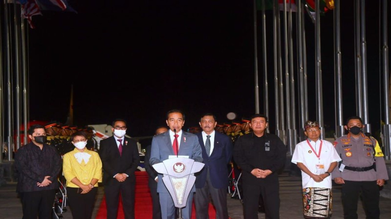 Menteri Perhubungan Budi Karya Sumadi (tiga kiri) saat mendampingi Presiden Joko Widodo menyambut Presiden Amerika Serikat Joe Biden di Bandara Ngurah Rai Bali, pada Minggu (13/11/2022). (Kemenhub)