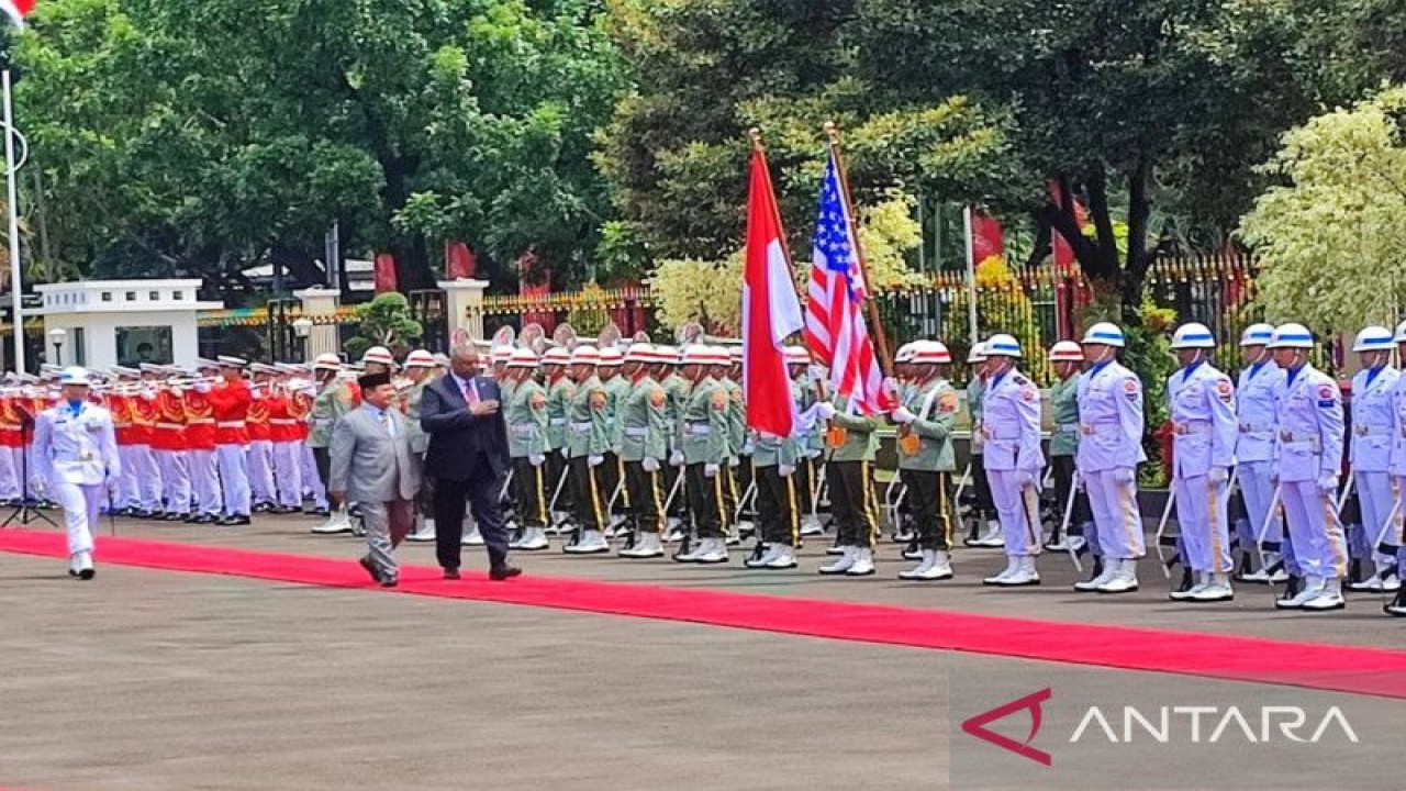 Menteri Pertahanan (Menhan) RI Prabowo Subianto saat menyambut kunjungan kehormatan Menhan AS LIoyd J Austin III melalui Upacara Jajar Kehormatan di Kemhan, Jakarta, Senin (21/11/2022). ANTARA/Syaiful Hakim