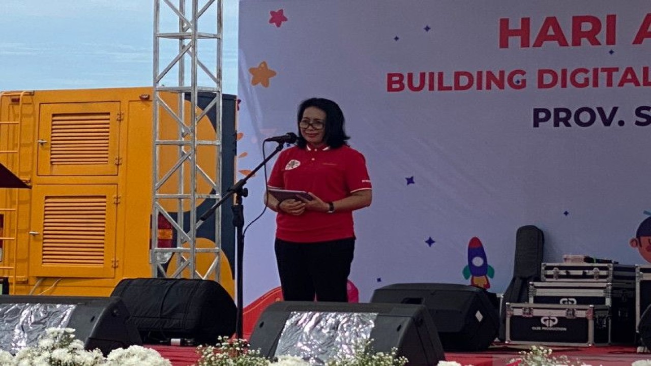 Menteri PPPA Bintang Puspayoga saat menyampaikan kata sambutan dalam Hari Anak Sedunia 2022 di Manado, Sulawesi Utara, Ahad (20/11/2022). (FOTO ANTARA/Hreeloita Dharma Shanti)