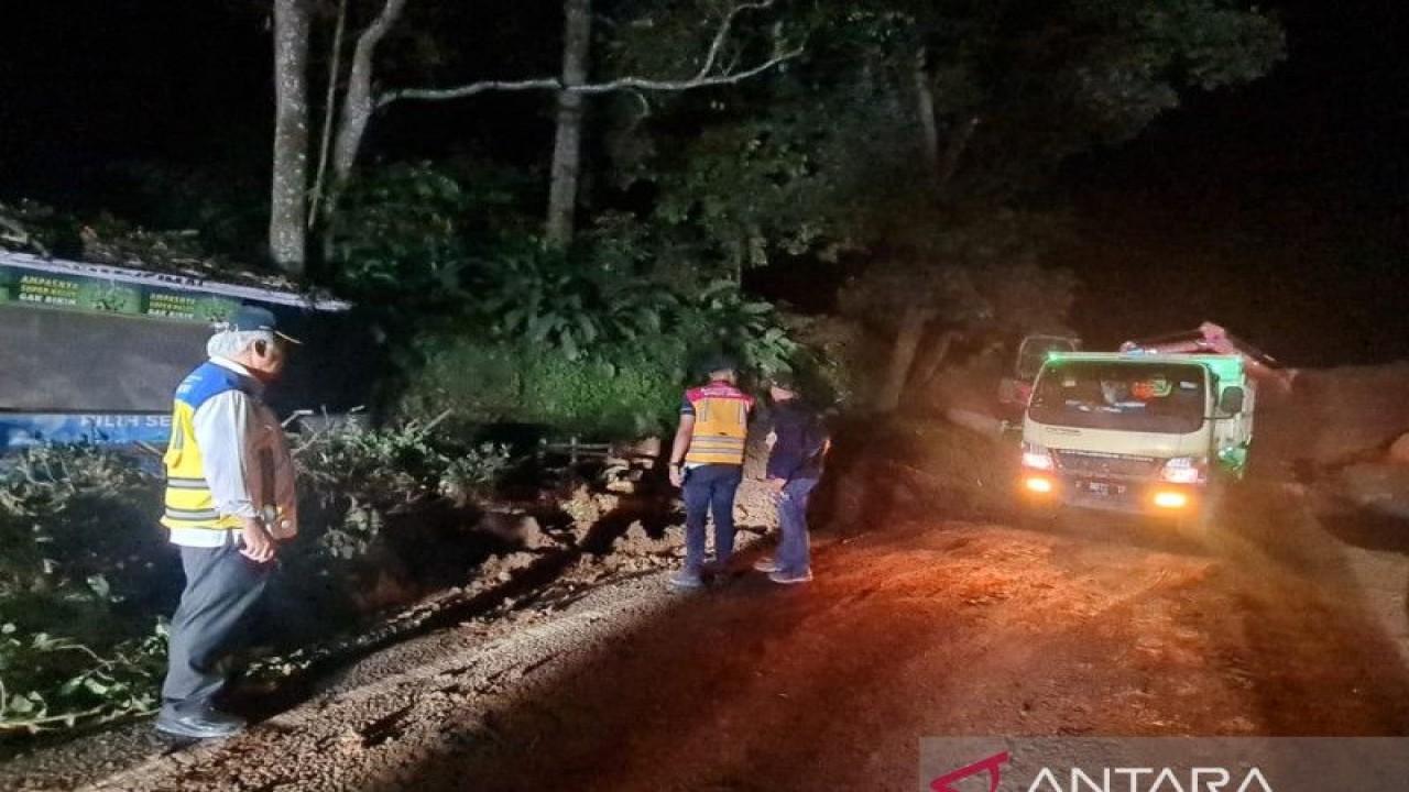 Menteri Pekerjaan Umum dan Perumahan Rakyat (PUPR) Basuki Hadimuljono (kiri) meninjau lokasi longsor akibat gempa bumi di Kecamatan Cugenang, Kabupaten Cianjur, Jawa Barat, Senin (21/11/2022) malam. (ANTARA/HO-Kementerian PUPR)