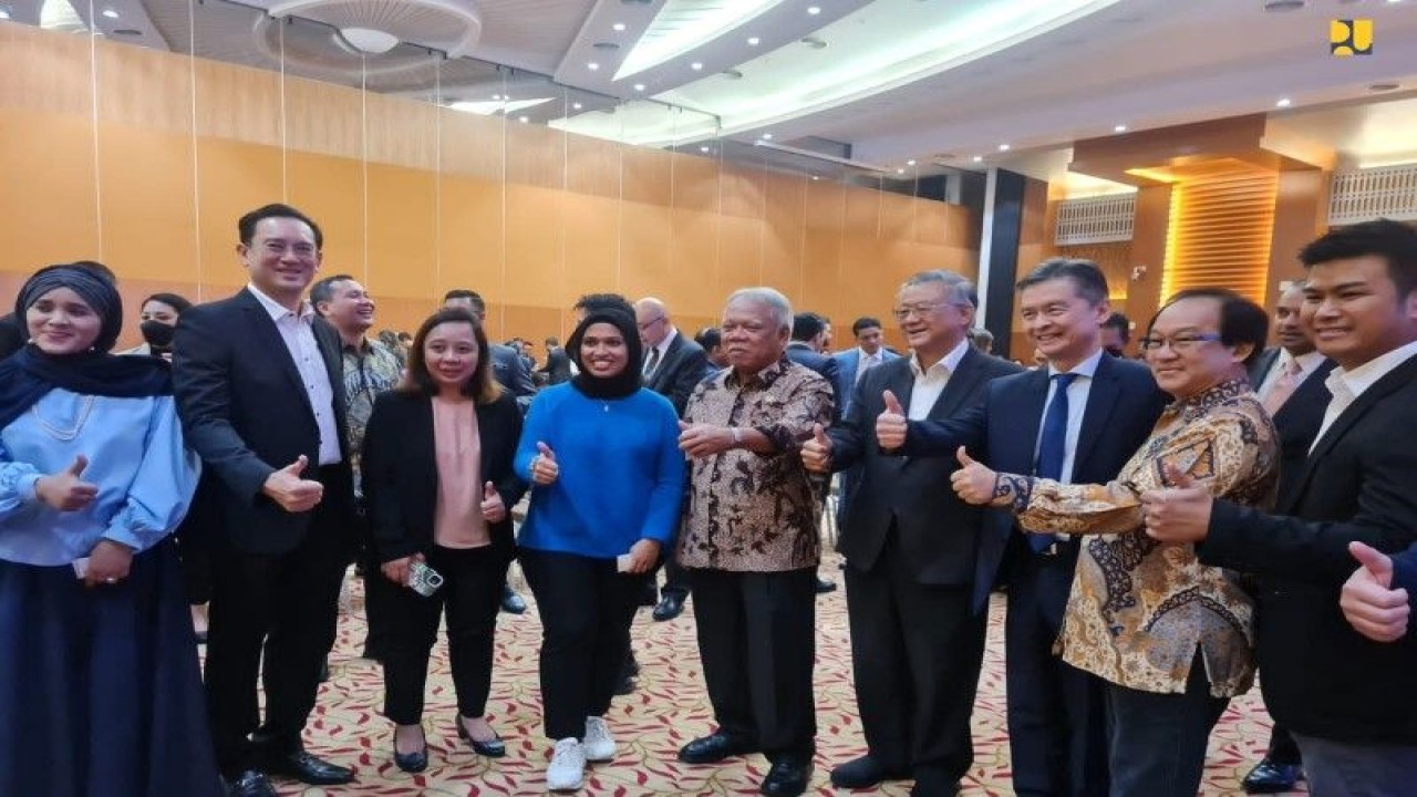 Menteri PUPR Basuki Hadimuljono (tengah) bertemu dengan investor Malaysia dalam Forum Investasi Ibu Kota Negara (IKN) Nusantara di Kuala Lumpur, Malaysia. ANTARA/HO-Kementerian PUPR