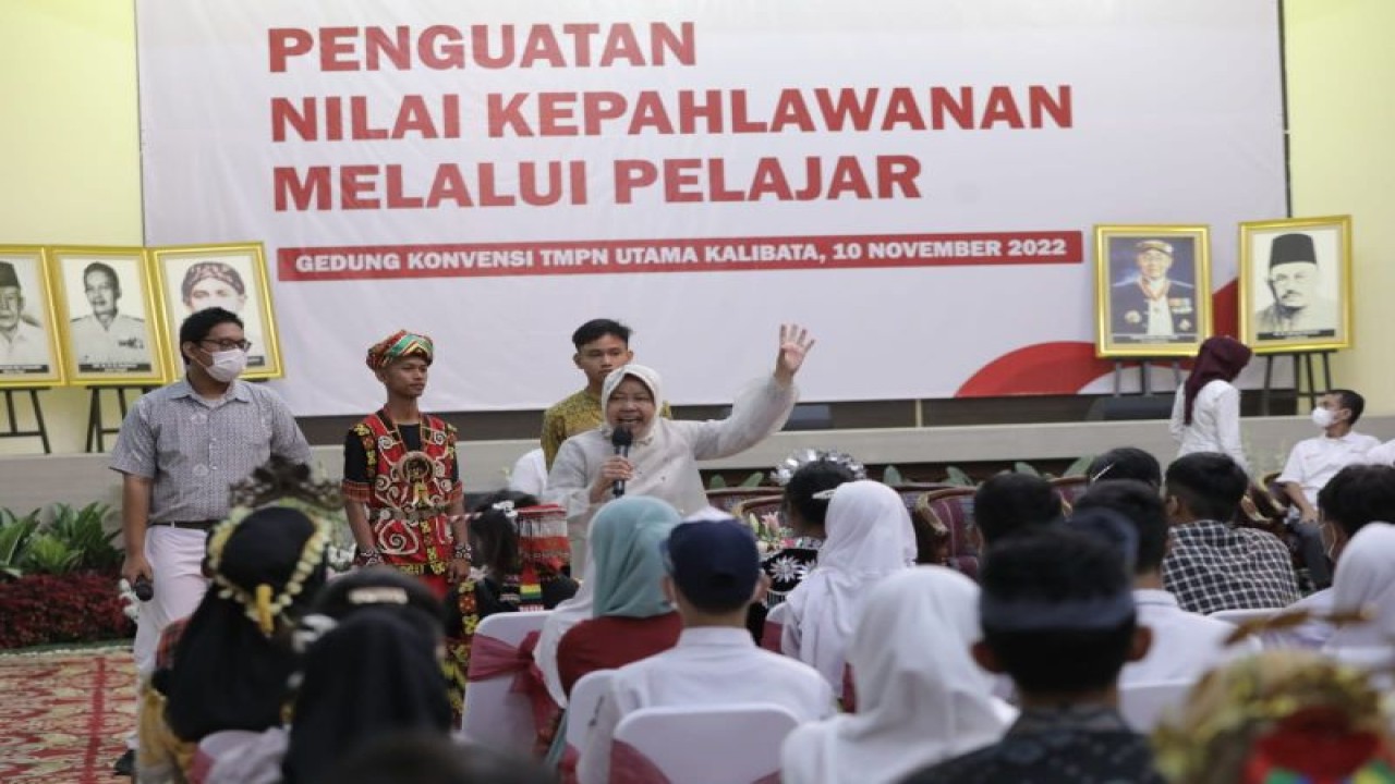 Menteri Sosial Tri Rismaharini mengobarkan semangat meneladani nilai-nilai kepahlawanan di depan para pelajar dalam acara Hari Pahlawan yang digelar di Gedung Konvensi Taman Makam Pahlawan Nasional Kalibata, Jakarta Selatan, Kamis (10/11/2022). (ANTARA/HO-Kemensos)