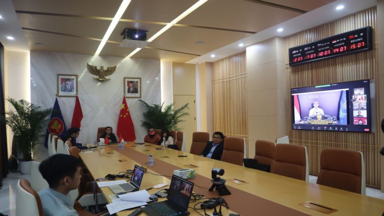 Menteri Perdagangan RI Zulkifli Hasan memberikan sambutan melalui aplikasi video streaming dalam acara penandatanganan komitmen dagang Indonesia-China senilai 8,03 miliar dolar AS atau sekitar Rp125,6 triliun yang dipandu dari KBRI Beijing, Kamis (24/11/2022). ANTARA/M. Irfan Ilmie