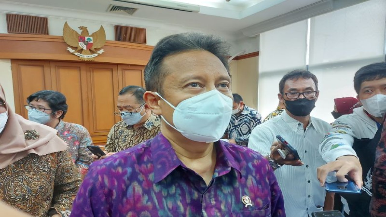 Menteri Kesehatan RI Budi Gunadi Sadikin saat menyampaikan tanggapan kepada wartawan usai Konferensi Pers Indonesia Memanggil Dokter Spesialis di Gedung Kemenkes RI Jakarta, Jumat (18/11/2022). (ANTARA/Andi Firdaus).