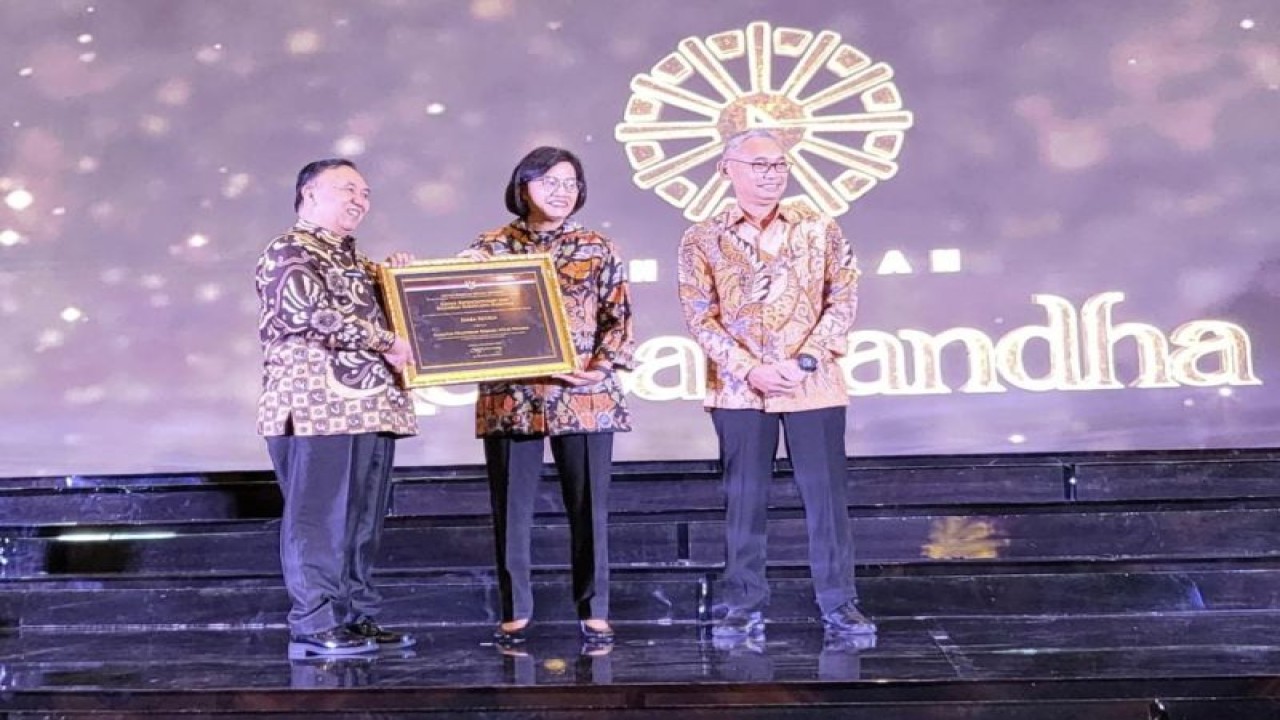 Menteri Keuangan Republik Indonesia Sri Mulyani Indrawati, kepada Deputi Bidang Keluarga Sejahtera dan Pemberdayaan Keluarga BKKBN Nopian Andusti pada Rabu (23/11/2022) di Gedung Dhanapala, Kementerian Keuangan RI, Jakarta Pusat. (ANTARA/HO-BKKBN)