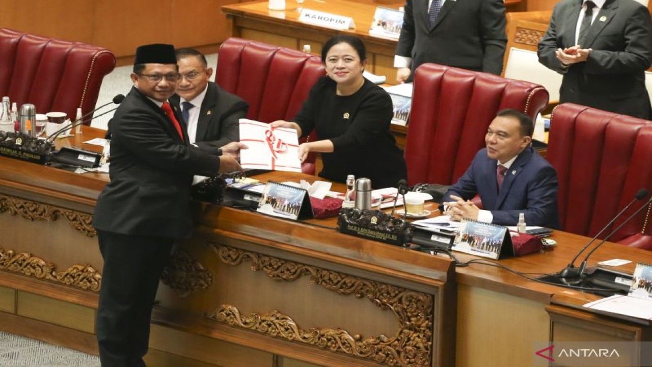 Menteri Dalam Negeri Tito Karnavian (kiri) menyerahkan laporan pemerintah terkait Rancangan Undang-undang (RUU) pembentukan provinsi Papua Barat Daya kepada Ketua DPR Puan Maharani (kedua kanan) disaksikan oleh Wakil Ketua DPR Sufmi Dasco Ahmad (kanan) dan Lodewijk Freidrich Paulus (kedua kiri) saat Rapat Paripurna DPR di Kompleks Parlemen, Senayan, Jakarta, Kamis (17/11/2022). (ANTARA FOTO/Rivan Awal Lingga/hp)