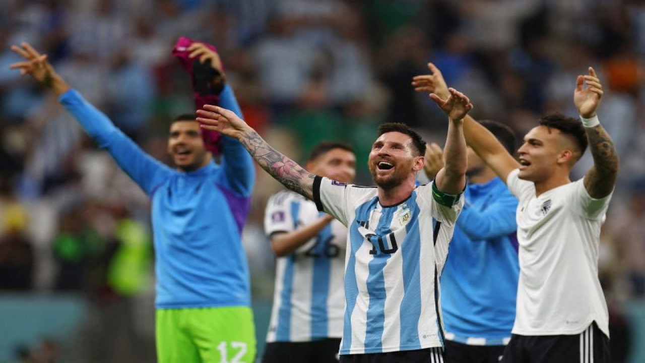 Lionel Messi merayakan kemenangan Argentina atas Meksiko bersama rekan-rekan satu tim usai laga kedua tim di Stadion Lusail, Lusail, Qatar, 26 November 2022. (REUTERS/KAI PFAFFENBACH)