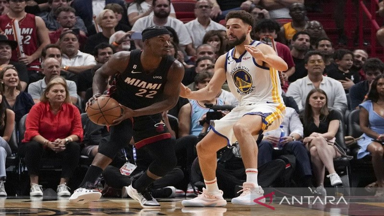 Bintang Miami Heat Jimmy Butler (kiri) berusaha menjauhkan bola dari jangkauan pemain Golden State Warriors Klay Thompson dalam lanjutan NBA di FTX Arena, Florida, Amerika Serikat, Selasa (1/11/2022) waktu setempat. (ANTARA/AFP/GETTY IMAGES/Eric Espada)