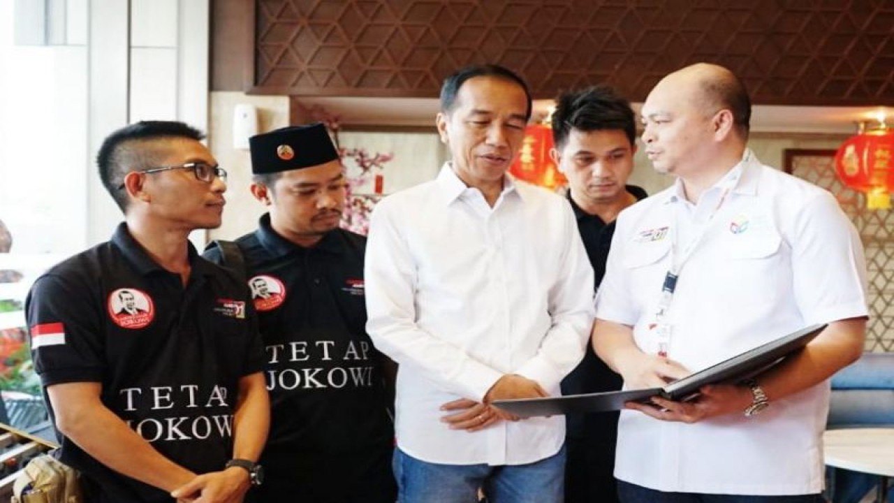 Arsif foto - Ketua Umum DPP Arus Bawah Jokowi (ABJ) Michael Umbas (kanan) berbincang dengan Presiden Joko Widodo, di Semarang, Minggu (3/2/2019). ANTARA/HO-Dok. Michael Umbas