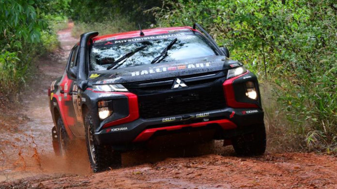 Tim Mitsubishi Ralliart di ajang Asia Cross Country Rally (AXCR) yang berlangsung 21-26 November di Thailand dan Kamboja. (ANTARA/HO/MMKSI)