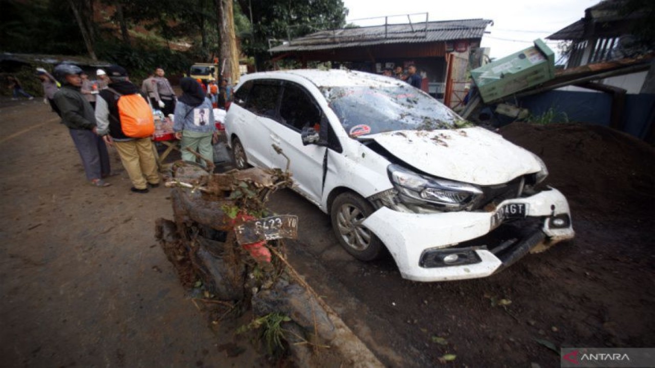 Kondisi mobil dan sepeda motor yang terkena longsor akibat dampak gempa di Cugenang, Kabupaten Cianjur, Jawa Barat, Senin (21/11/2022). Menurut data Pemerintah Kabupaten Cianjur akibat guncangan gempa berkekuatan magnitudo 5,6 membuat jalan raya Puncak-Cianjur, Cugenang longsor dan menyebabkan delapan mobil tertimbun material longsor. (ANTARA FOTO/Yulius Satria Wijaya/hp)