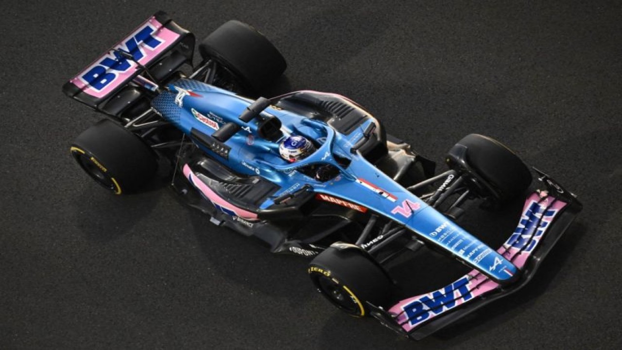 Mobil Alpine yang dikendarai Fernando Alonso di sesi latihan kedua Grand Prix Abu Dhabi, Sirkuit Yas Marina. (18/11/2022) (AFP/BEN STANSALL)