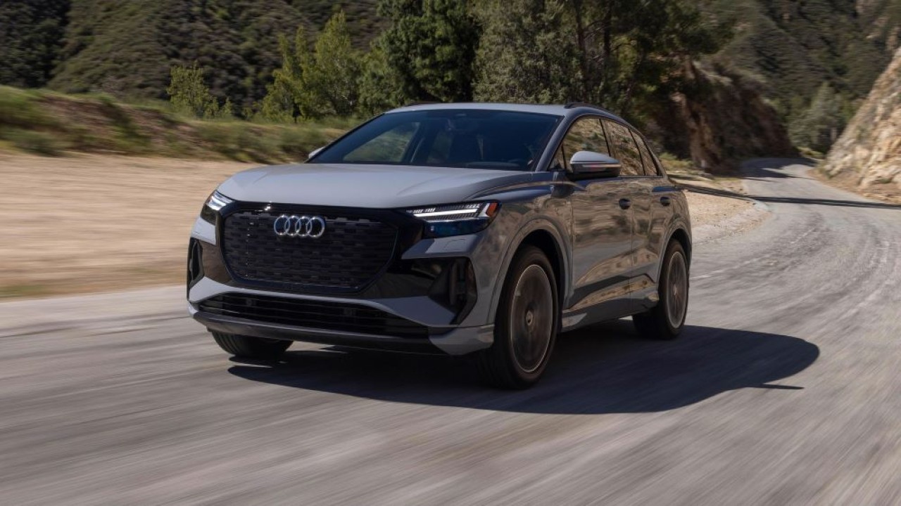 Salah satu model mobil impor terlaris yakni Audi Q4 e-tron 40. (Car and Driver)