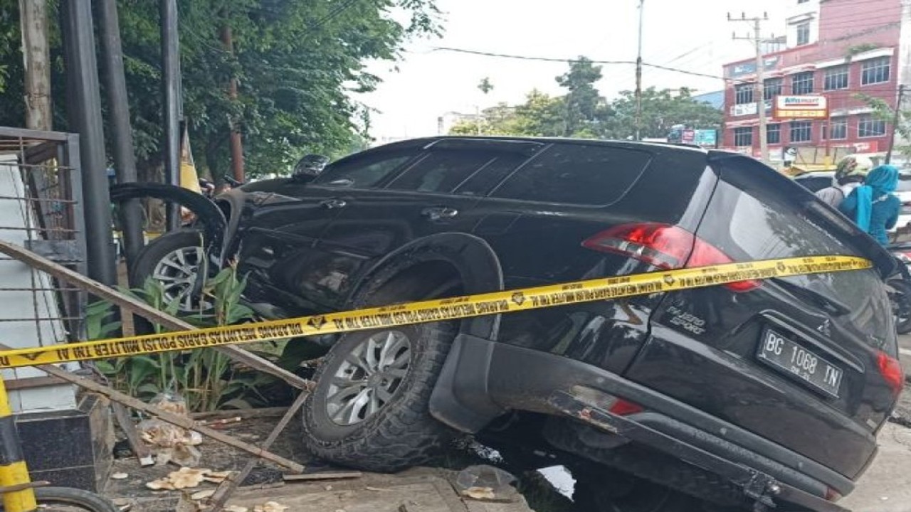 Mobil Pajero Sport warna hitam bernomor polisi BG-1068-IN yang dikendarai oknum anggota KOWAL menabrak pedagang kaki lima hingga tewas dan tukang tambal ban luka-luka saat melintas di Jalan RE Martadinata, Palembang, Sumatera Selatan, Selasa (16/11) siang sebelum dievakuasi oleh polisi. (ANTARA/M Riezko Bima Elko P/22)