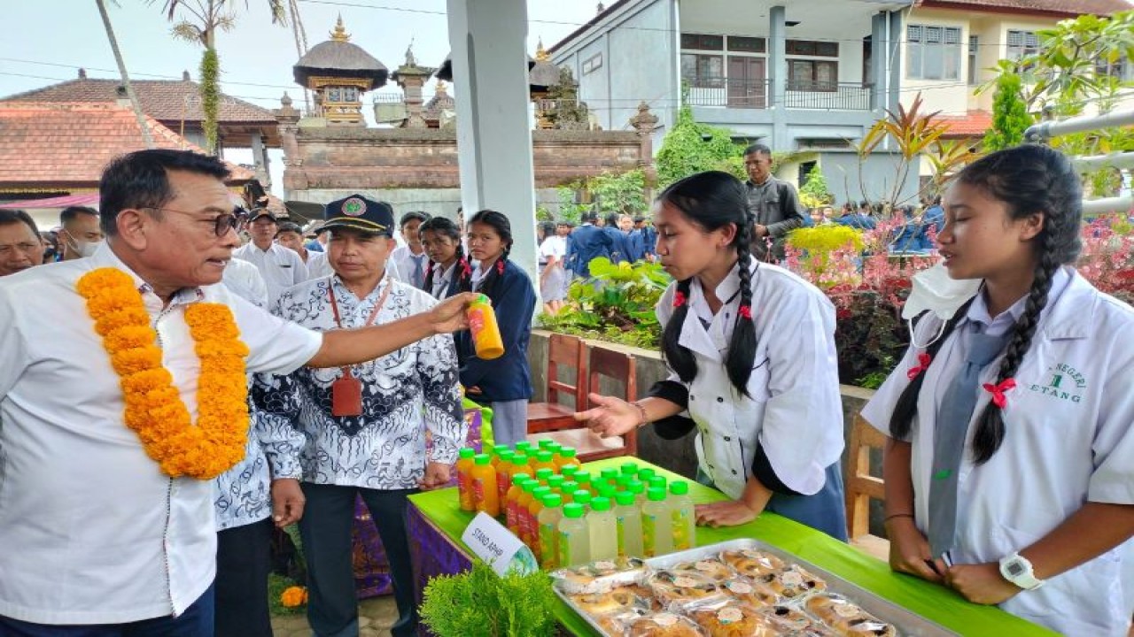 Kepala Staf Kepresidenan Moeldoko saat berkunjung ke SMK Negeri 1 Petang Ubud, Bali, Jumat (25/11/2022). ANTARA/HO-KSP