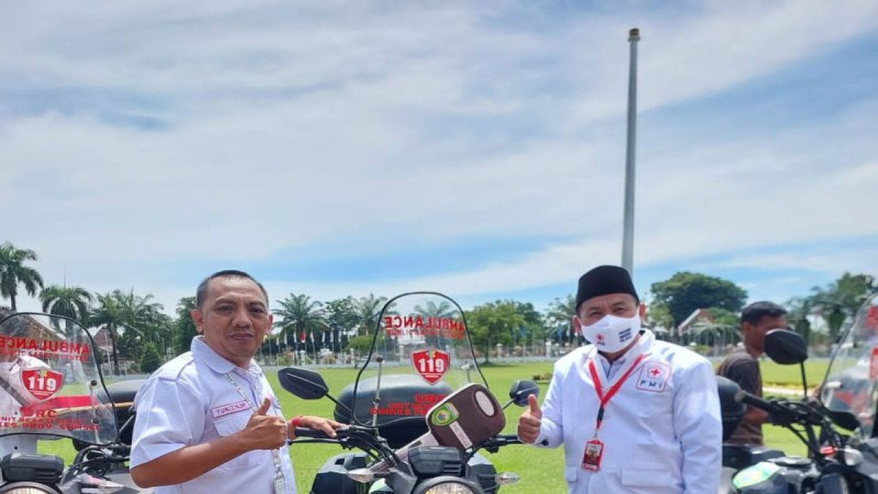 Ketua PMI OKU, Yunizir Djakfar menerima kunci sepeda motor ambulance bantuan Gubernur Sumsel, Senin. (ANTARA/Edo Purmana/22)