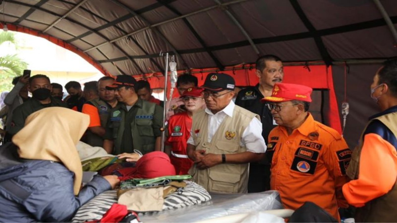 Menko PMK Muhadjir Effendy saat mengunjungi korban gempa Cianjur. ANTARA/HO-Humas Kemenko PMK